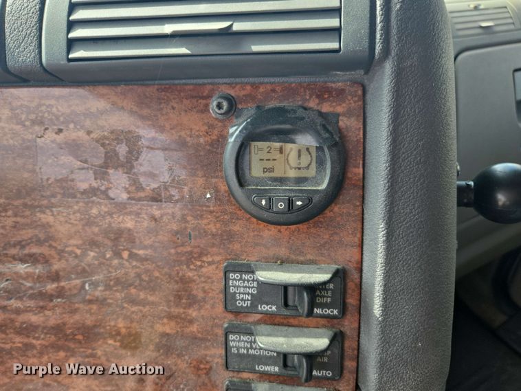 image for item FB9384 2018 Freightliner Cascadia 125 semi truck