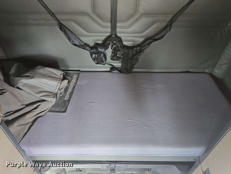 image for item FB9384 2018 Freightliner Cascadia 125 semi truck