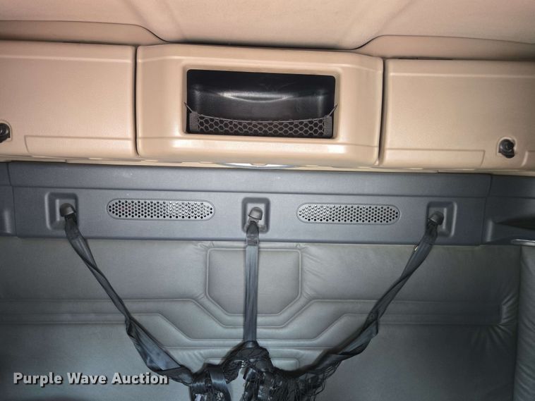 image for item FB9384 2018 Freightliner Cascadia 125 semi truck