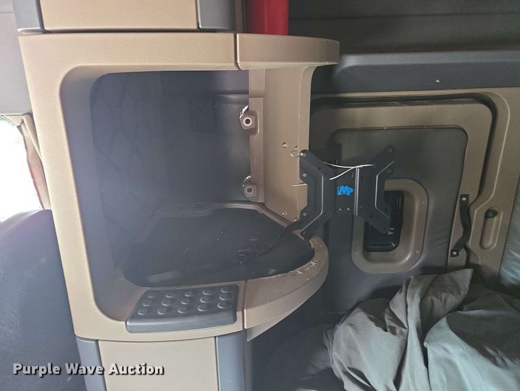 image for item FB9384 2018 Freightliner Cascadia 125 semi truck