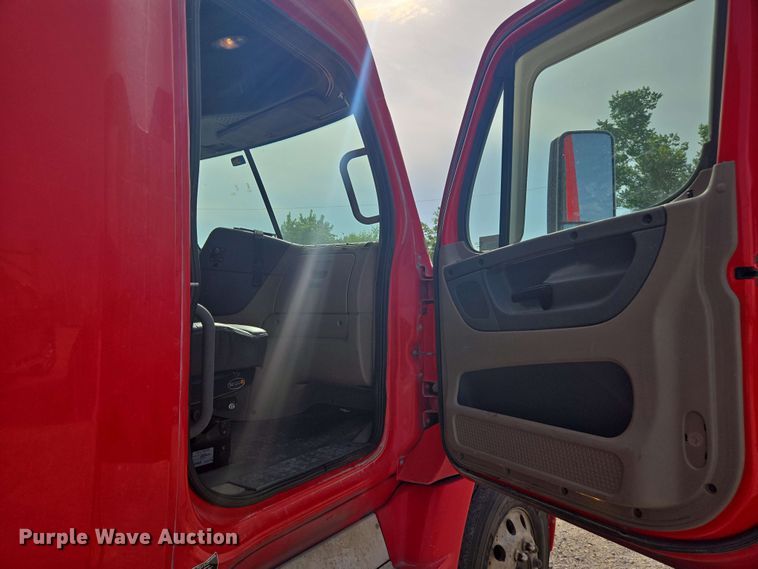 image for item FB9384 2018 Freightliner Cascadia 125 semi truck