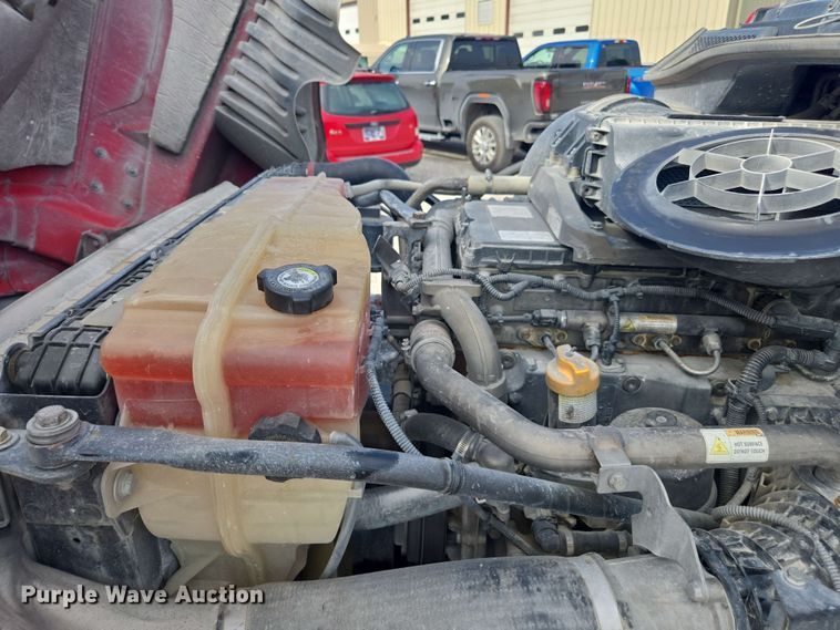 image for item FB9384 2018 Freightliner Cascadia 125 semi truck