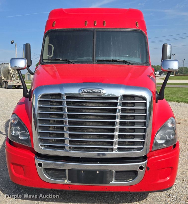 image for item FB9385 2018 Freightliner Cascadia125 semi truck