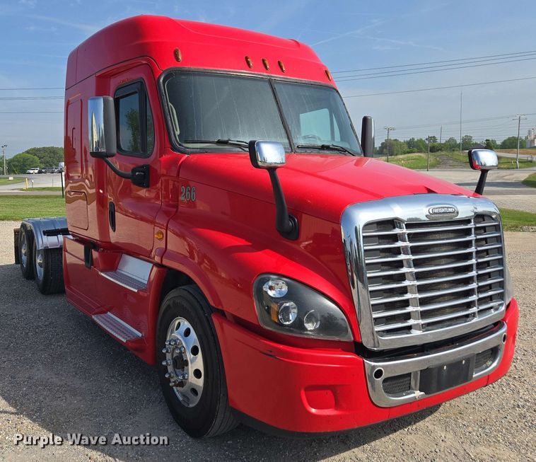 image for item FB9385 2018 Freightliner Cascadia125 semi truck