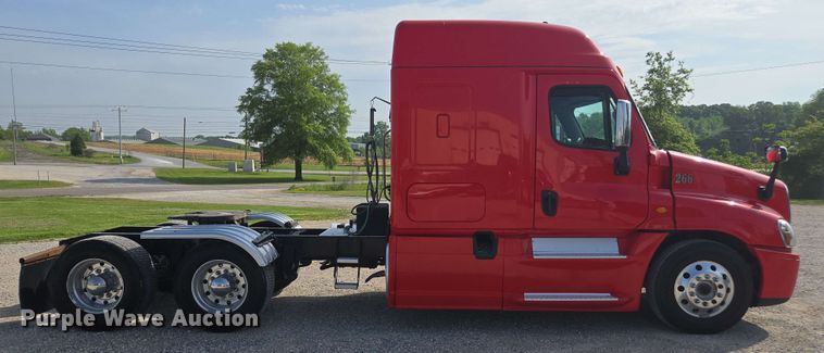 image for item FB9385 2018 Freightliner Cascadia125 semi truck