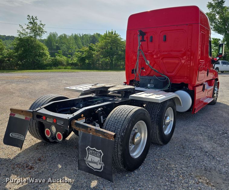 image for item FB9385 2018 Freightliner Cascadia125 semi truck