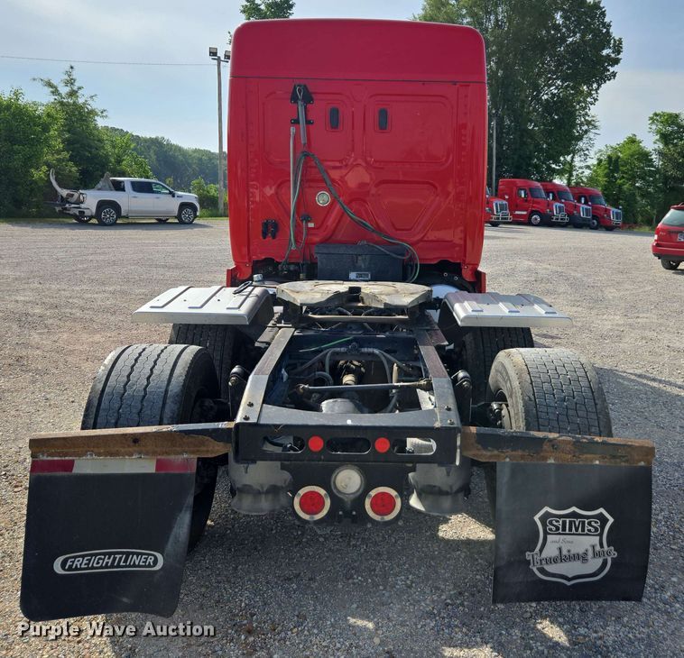 image for item FB9385 2018 Freightliner Cascadia125 semi truck