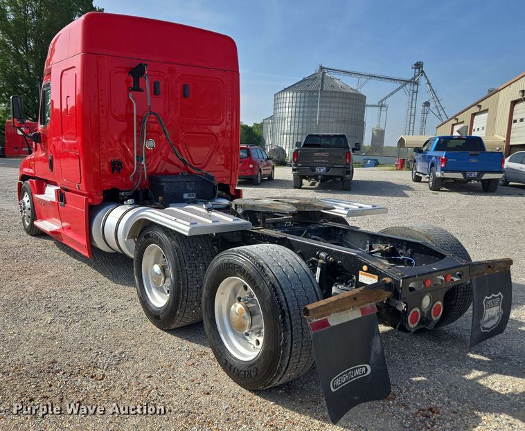 image for item FB9385 2018 Freightliner Cascadia125 semi truck