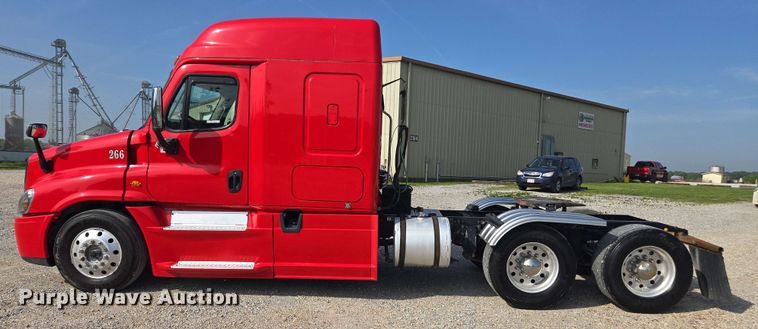 image for item FB9385 2018 Freightliner Cascadia125 semi truck