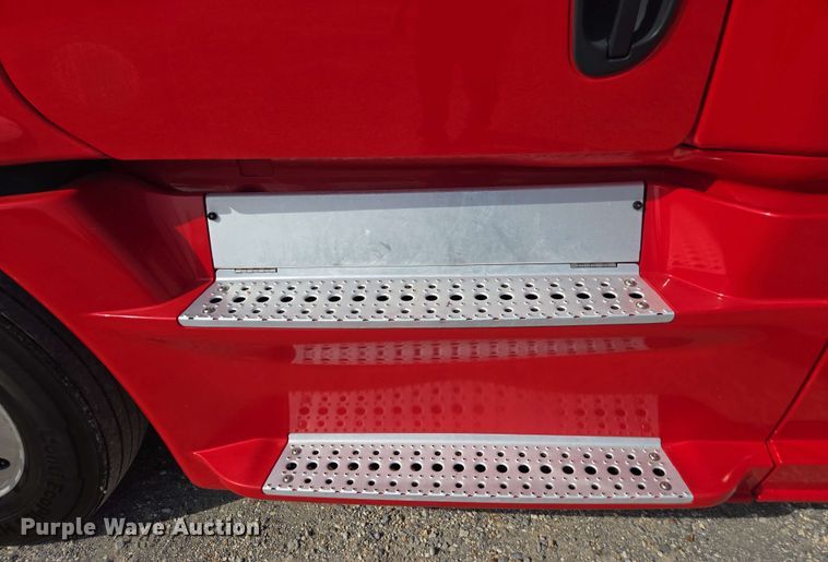 image for item FB9385 2018 Freightliner Cascadia125 semi truck