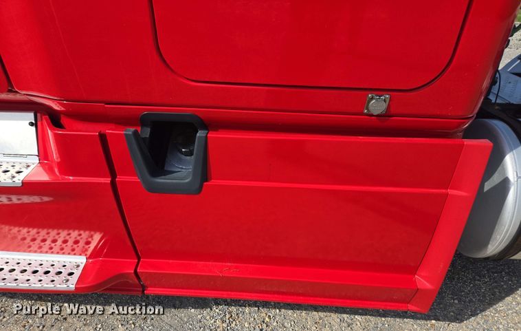 image for item FB9385 2018 Freightliner Cascadia125 semi truck