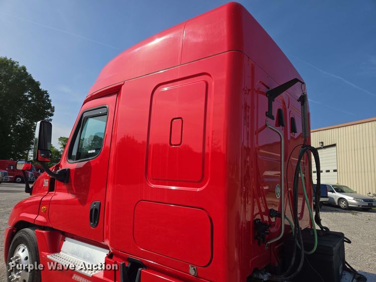 image for item FB9385 2018 Freightliner Cascadia125 semi truck