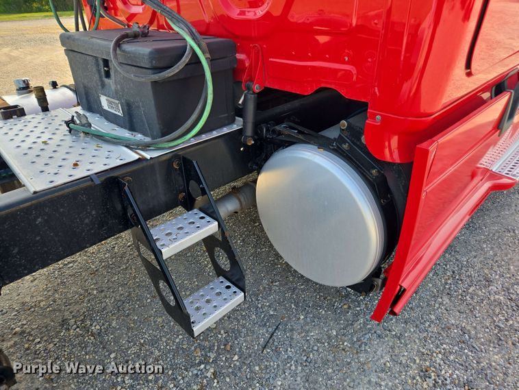 image for item FB9385 2018 Freightliner Cascadia125 semi truck