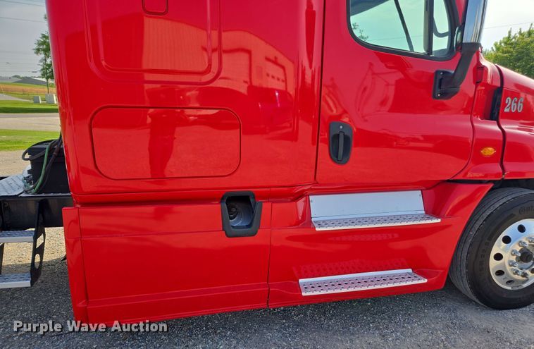 image for item FB9385 2018 Freightliner Cascadia125 semi truck