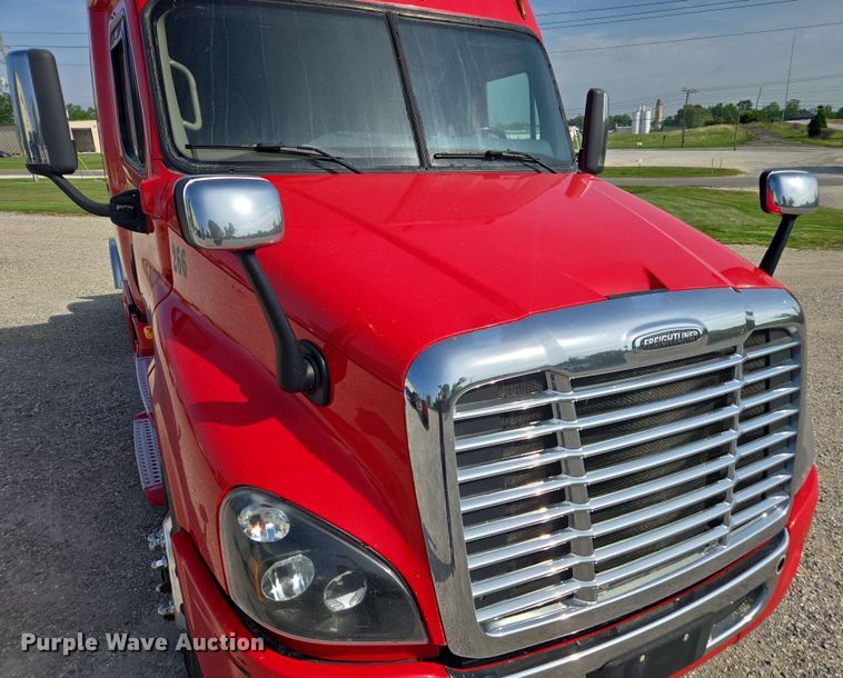 image for item FB9385 2018 Freightliner Cascadia125 semi truck