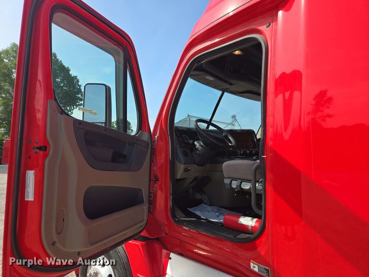 image for item FB9385 2018 Freightliner Cascadia125 semi truck