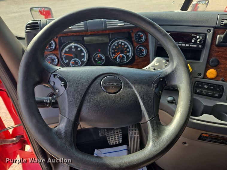 image for item FB9385 2018 Freightliner Cascadia125 semi truck