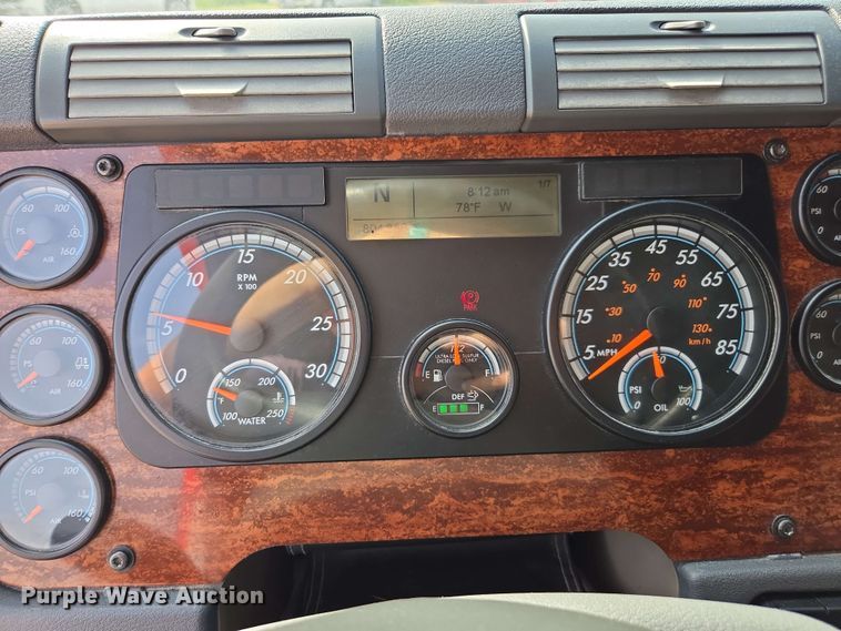 image for item FB9385 2018 Freightliner Cascadia125 semi truck