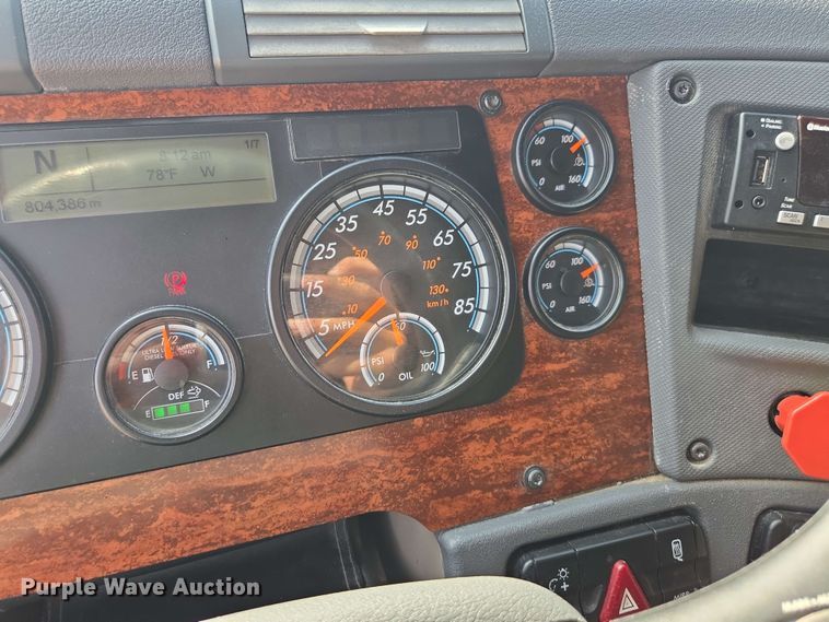 image for item FB9385 2018 Freightliner Cascadia125 semi truck