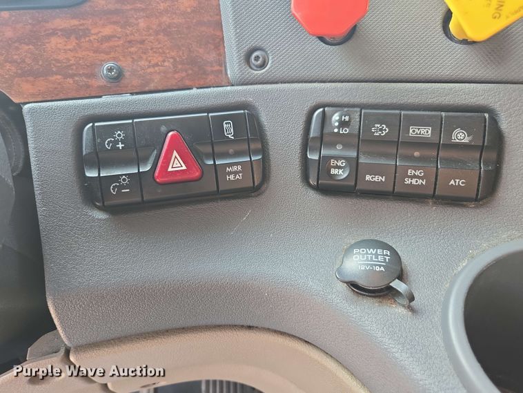 image for item FB9385 2018 Freightliner Cascadia125 semi truck