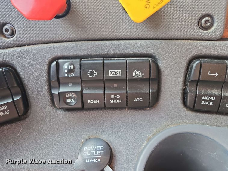 image for item FB9385 2018 Freightliner Cascadia125 semi truck