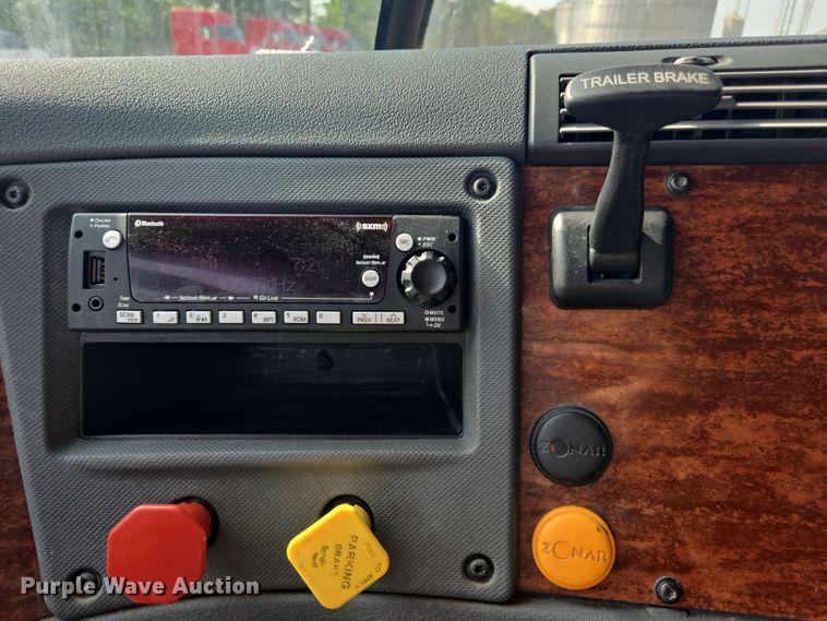 image for item FB9385 2018 Freightliner Cascadia125 semi truck