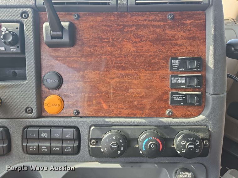 image for item FB9385 2018 Freightliner Cascadia125 semi truck