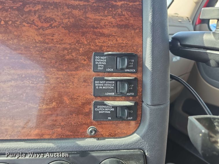 image for item FB9385 2018 Freightliner Cascadia125 semi truck