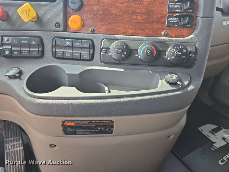 image for item FB9385 2018 Freightliner Cascadia125 semi truck