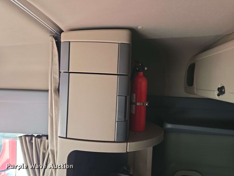 image for item FB9385 2018 Freightliner Cascadia125 semi truck