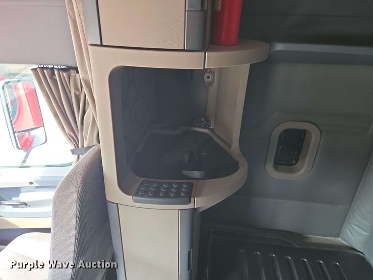 image for item FB9385 2018 Freightliner Cascadia125 semi truck