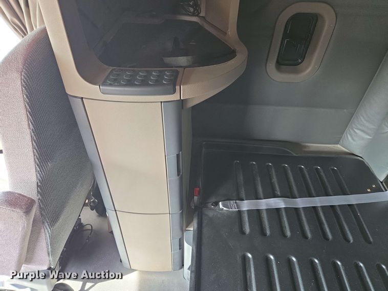 image for item FB9385 2018 Freightliner Cascadia125 semi truck