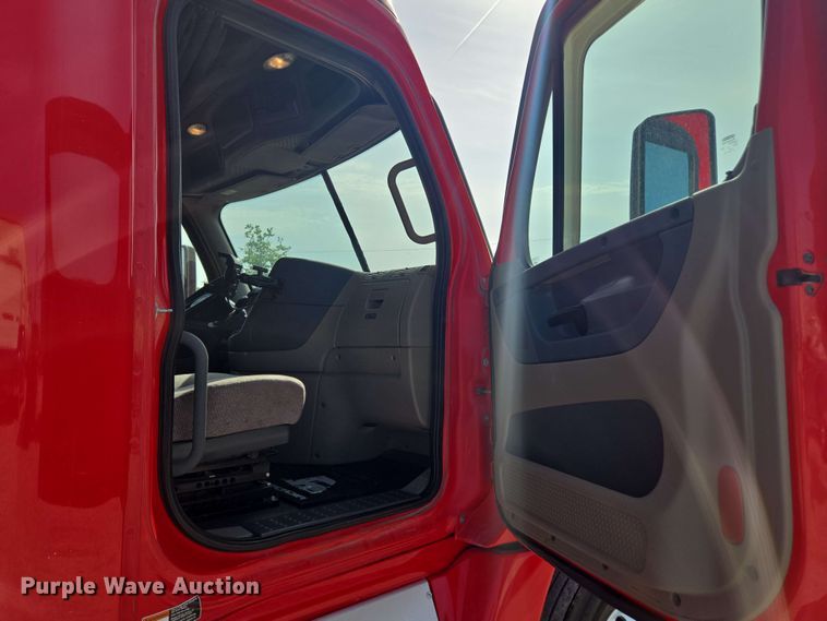 image for item FB9385 2018 Freightliner Cascadia125 semi truck