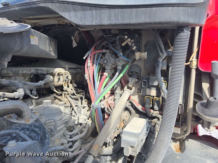 image for item FB9385 2018 Freightliner Cascadia125 semi truck