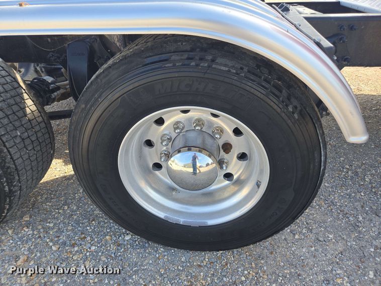 image for item FB9385 2018 Freightliner Cascadia125 semi truck