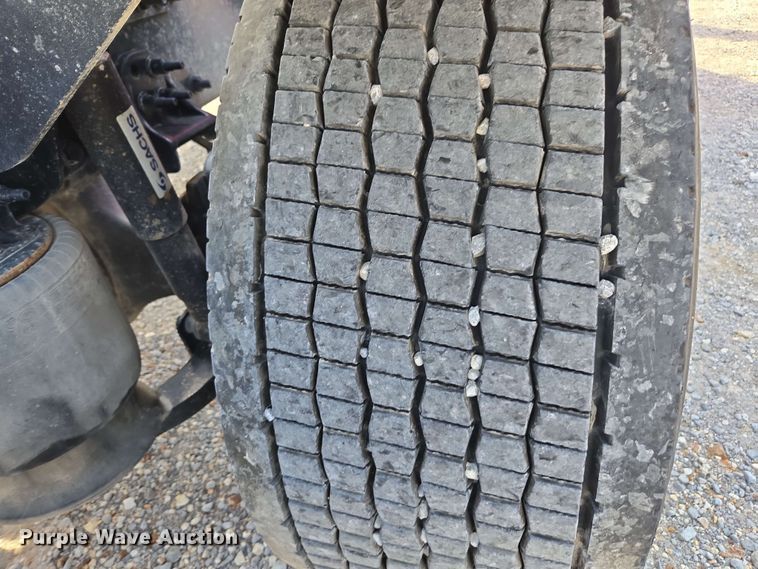 image for item FB9385 2018 Freightliner Cascadia125 semi truck