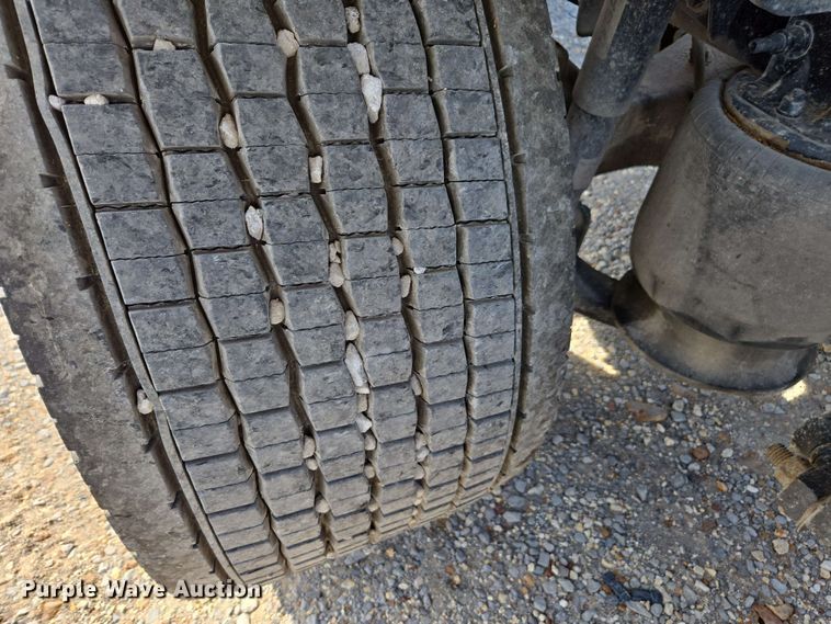 image for item FB9385 2018 Freightliner Cascadia125 semi truck