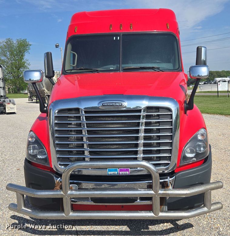 image for item FB9386 2018 Freightliner Cascadia125 semi truck
