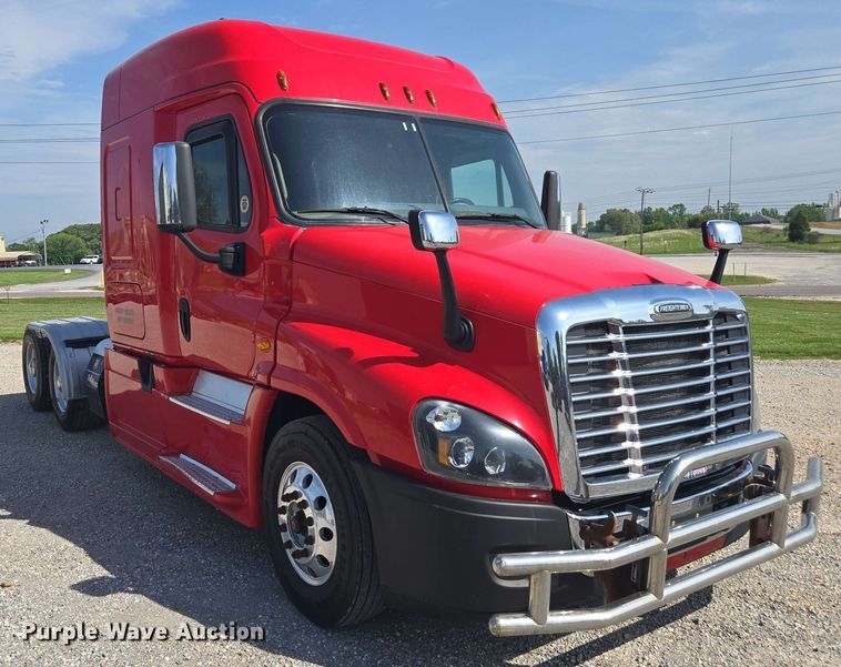 image for item FB9386 2018 Freightliner Cascadia125 semi truck