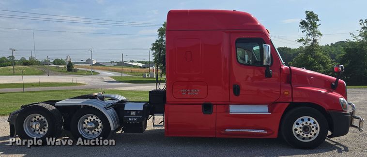 image for item FB9386 2018 Freightliner Cascadia125 semi truck