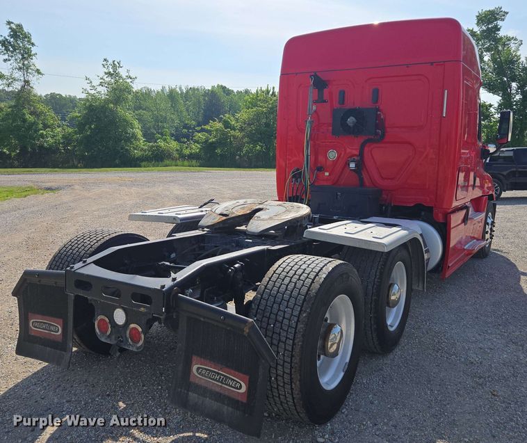 image for item FB9386 2018 Freightliner Cascadia125 semi truck