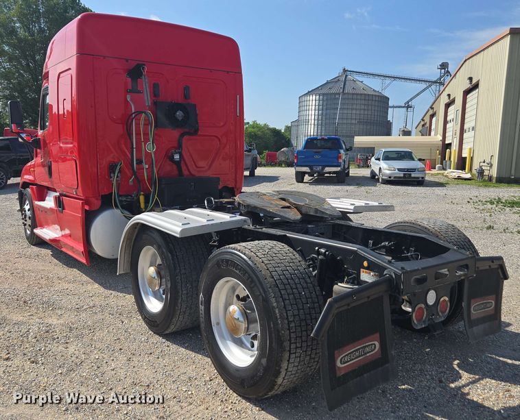 image for item FB9386 2018 Freightliner Cascadia125 semi truck