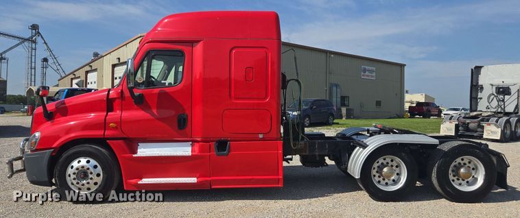 image for item FB9386 2018 Freightliner Cascadia125 semi truck