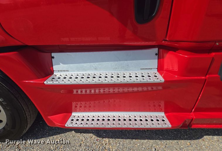 image for item FB9386 2018 Freightliner Cascadia125 semi truck