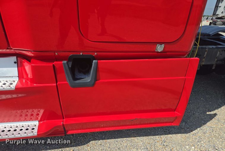 image for item FB9386 2018 Freightliner Cascadia125 semi truck