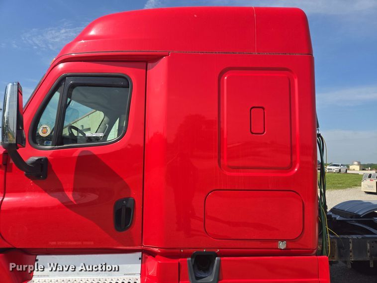 image for item FB9386 2018 Freightliner Cascadia125 semi truck