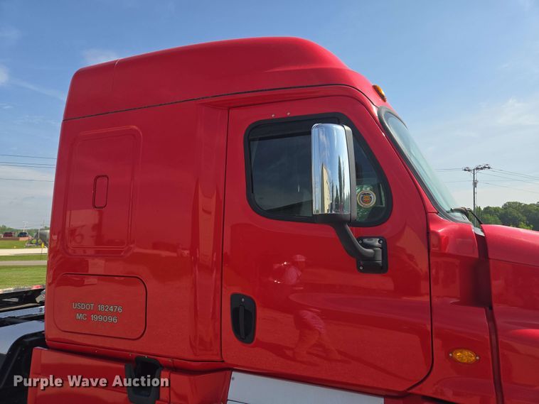 image for item FB9386 2018 Freightliner Cascadia125 semi truck