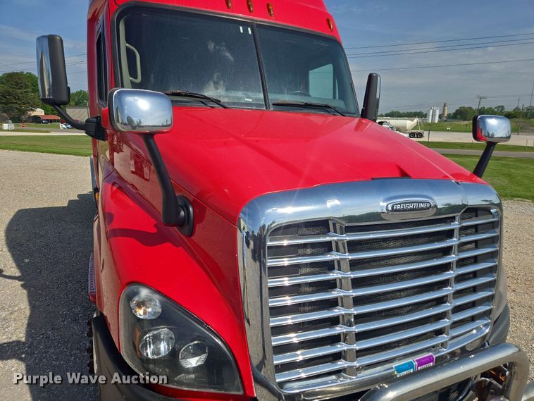 image for item FB9386 2018 Freightliner Cascadia125 semi truck