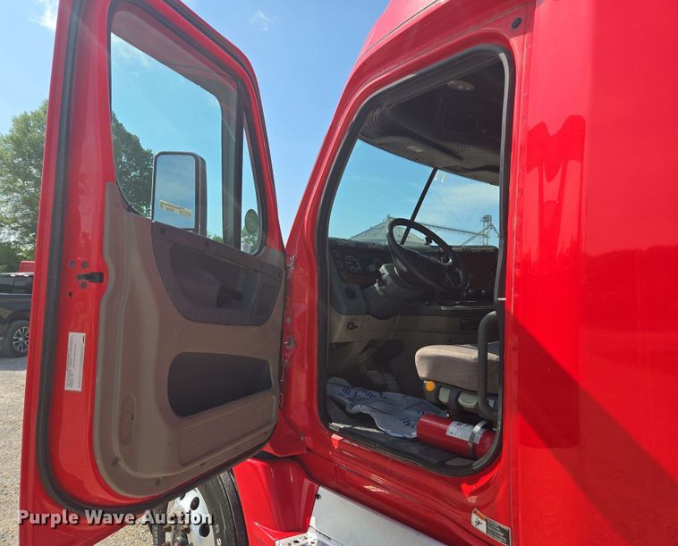 image for item FB9386 2018 Freightliner Cascadia125 semi truck