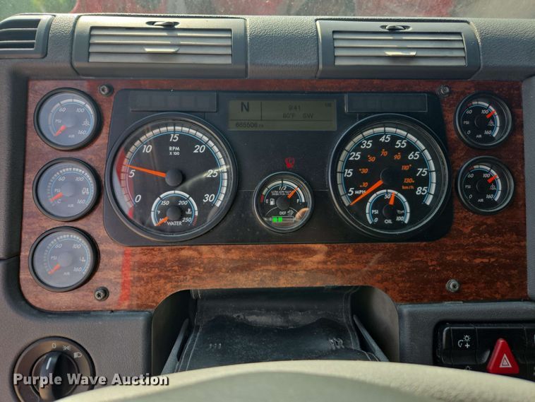 image for item FB9386 2018 Freightliner Cascadia125 semi truck